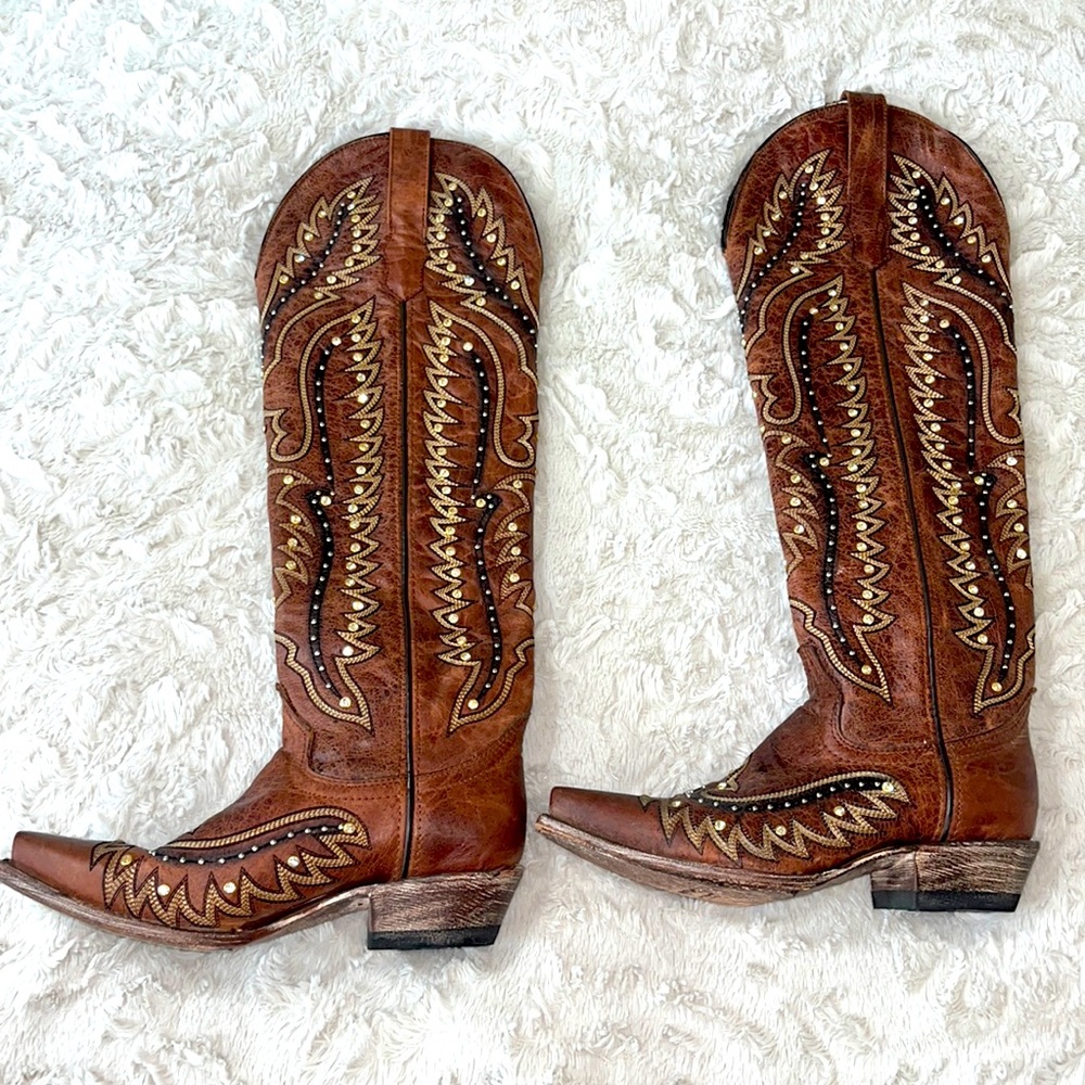 These brown, wildflower Bluebonnet boots are for sale.